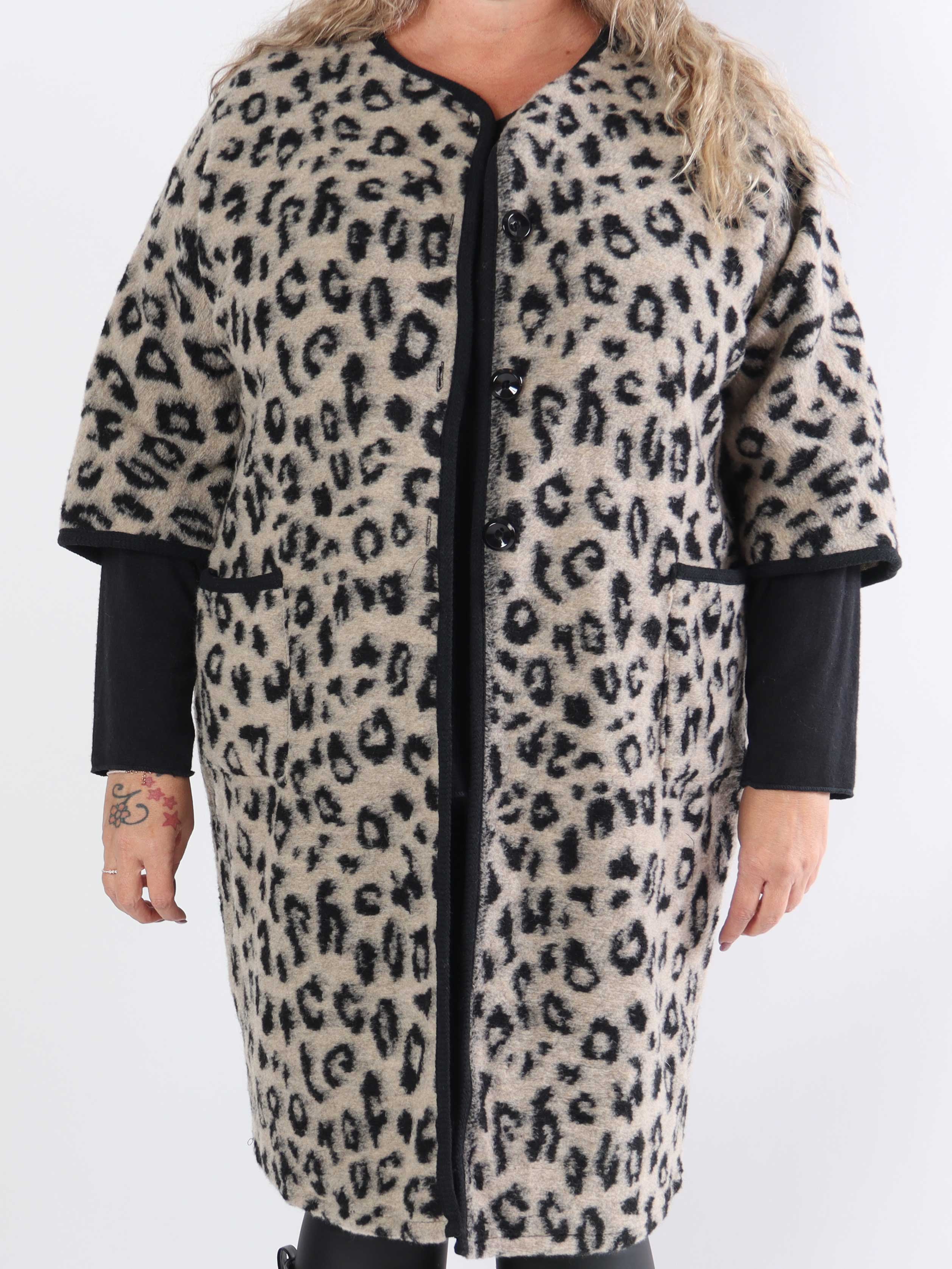 Arianna Leo- Plus size-kappa i leopardmönster med ullfoder